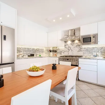 Charming Apartment-1 Minute To The