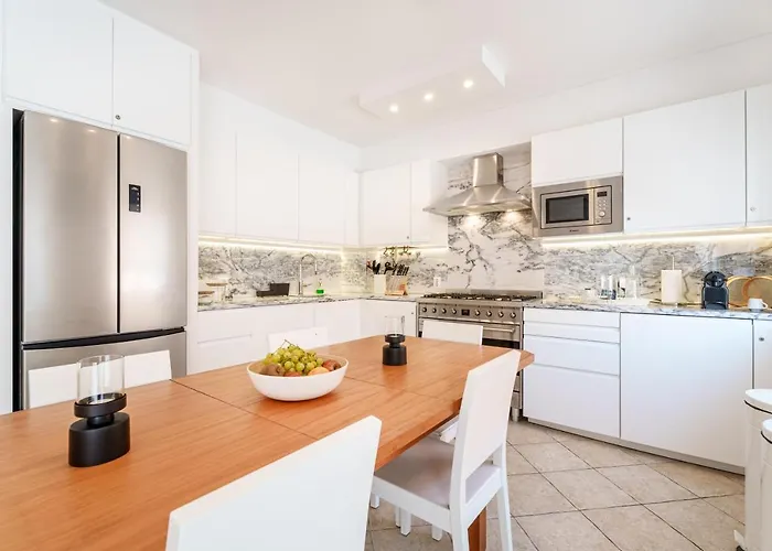 Charming Apartment-1 Minute To The